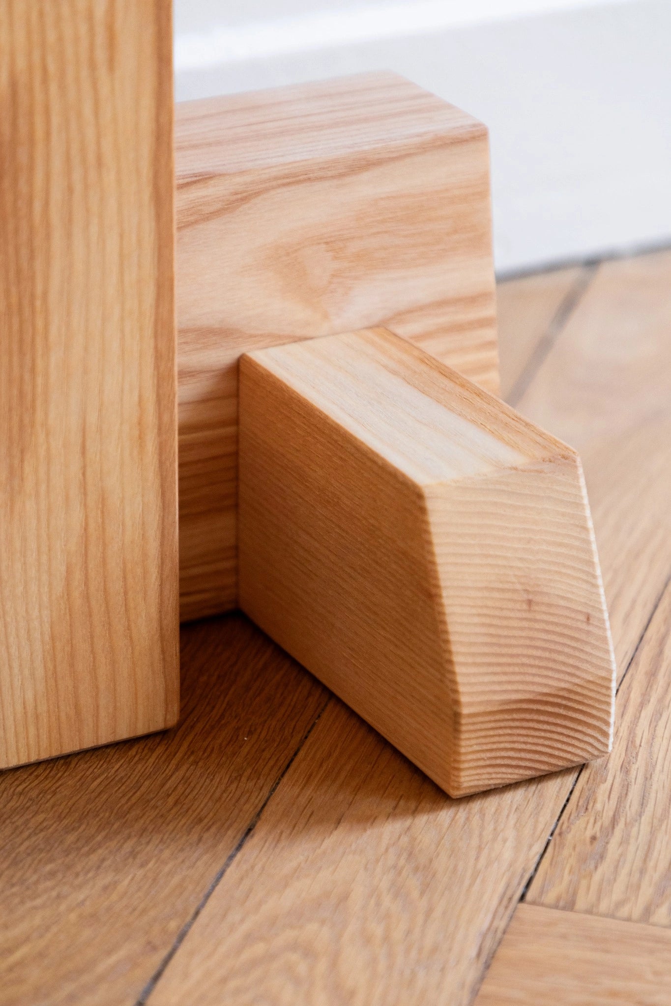 Bibliothèque PORTIQUE en peuplier massif façonnée à la main, fonctionnelle et sereine.