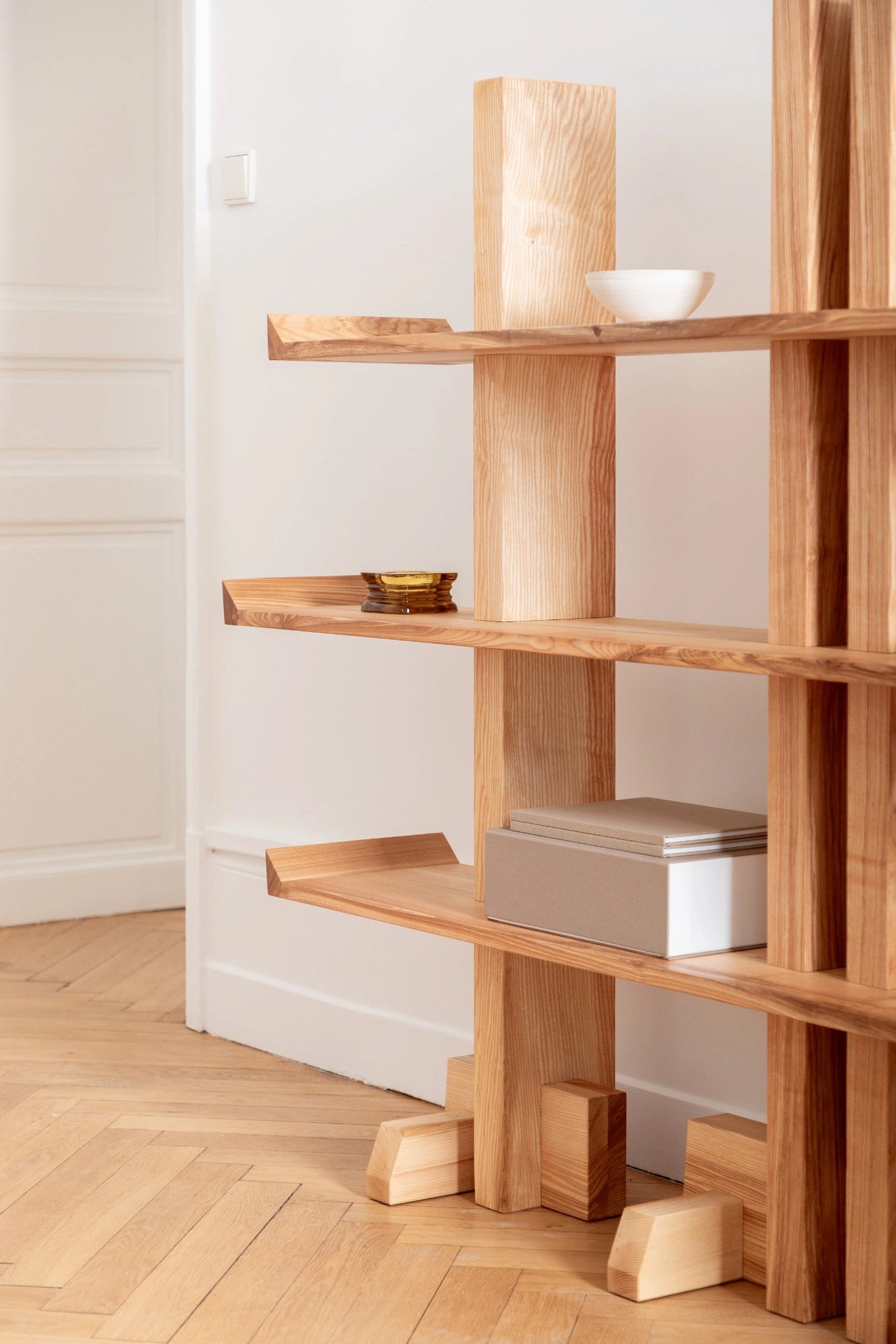 Bibliothèque PORTIQUE en peuplier massif façonnée à la main, fonctionnelle et sereine.