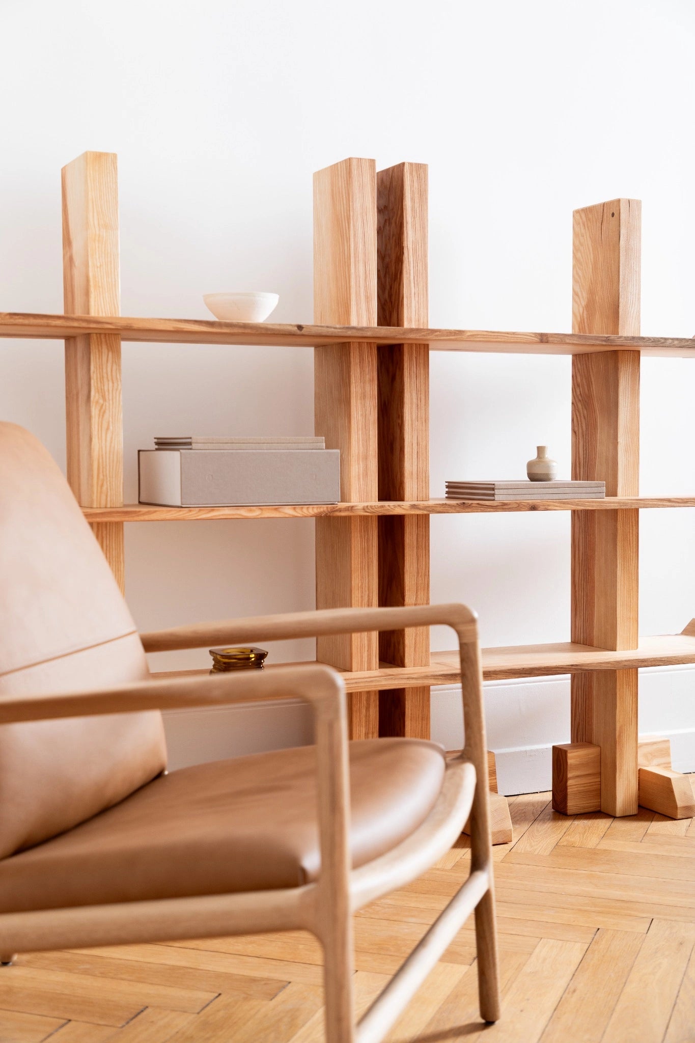 Bibliothèque PORTIQUE en peuplier massif façonnée à la main, fonctionnelle et sereine.