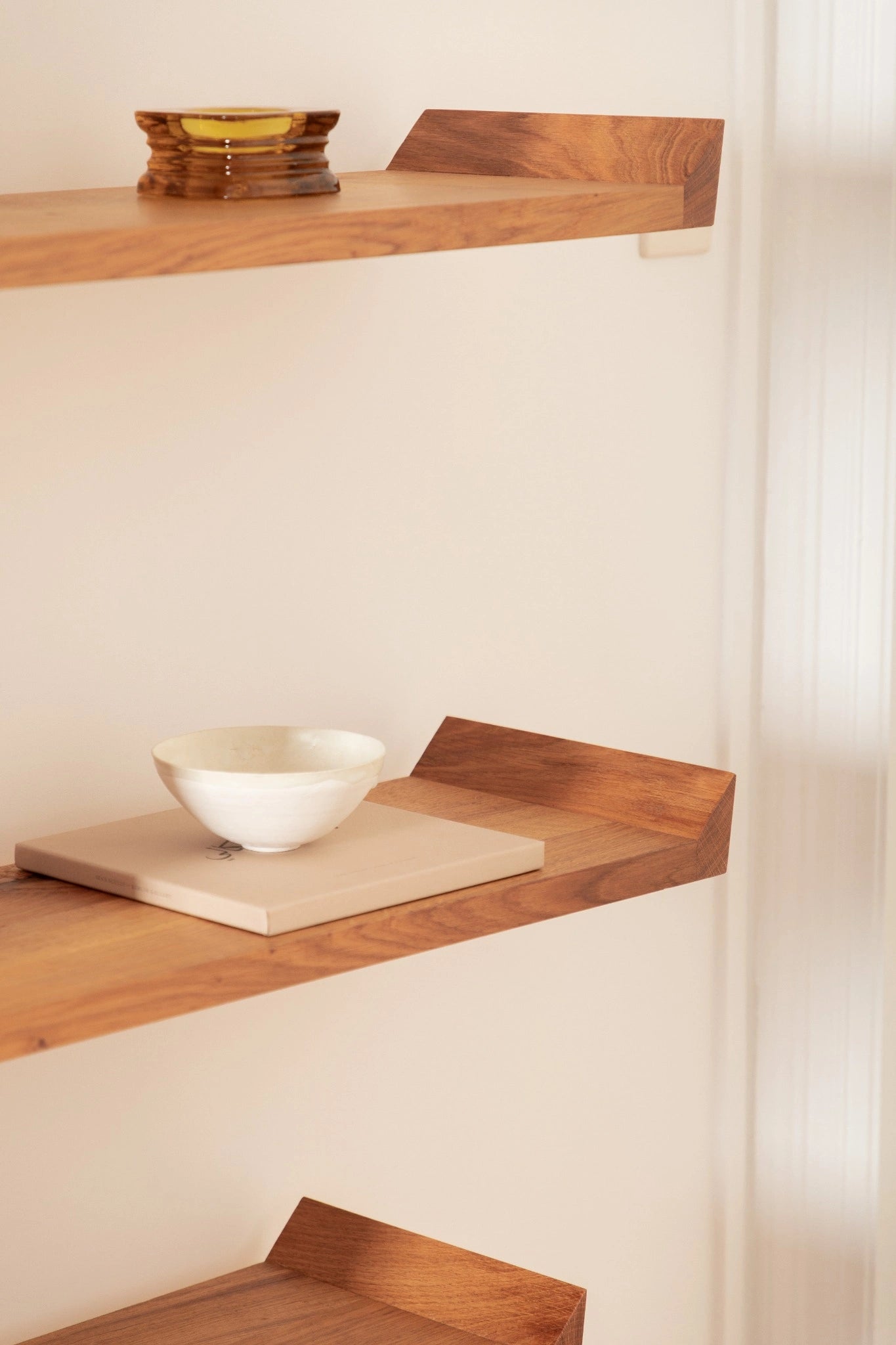 Bibliothèque TOTEM, en chêne massif façonnée à la main, Pascal Souvet. Ébénisterie d’art et savoir-faire traditionnel.