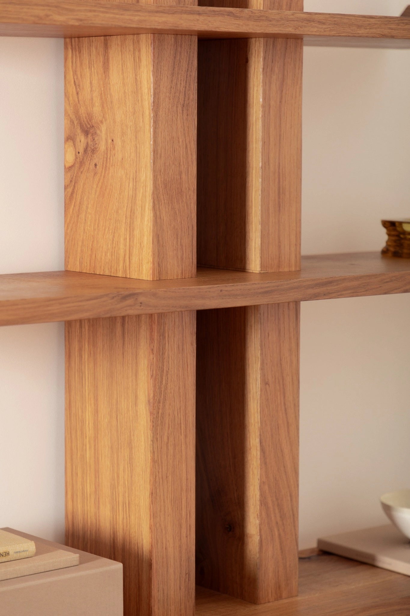 Bibliothèque TOTEM, en chêne massif façonnée à la main, Pascal Souvet. Ébénisterie d’art et savoir-faire traditionnel.