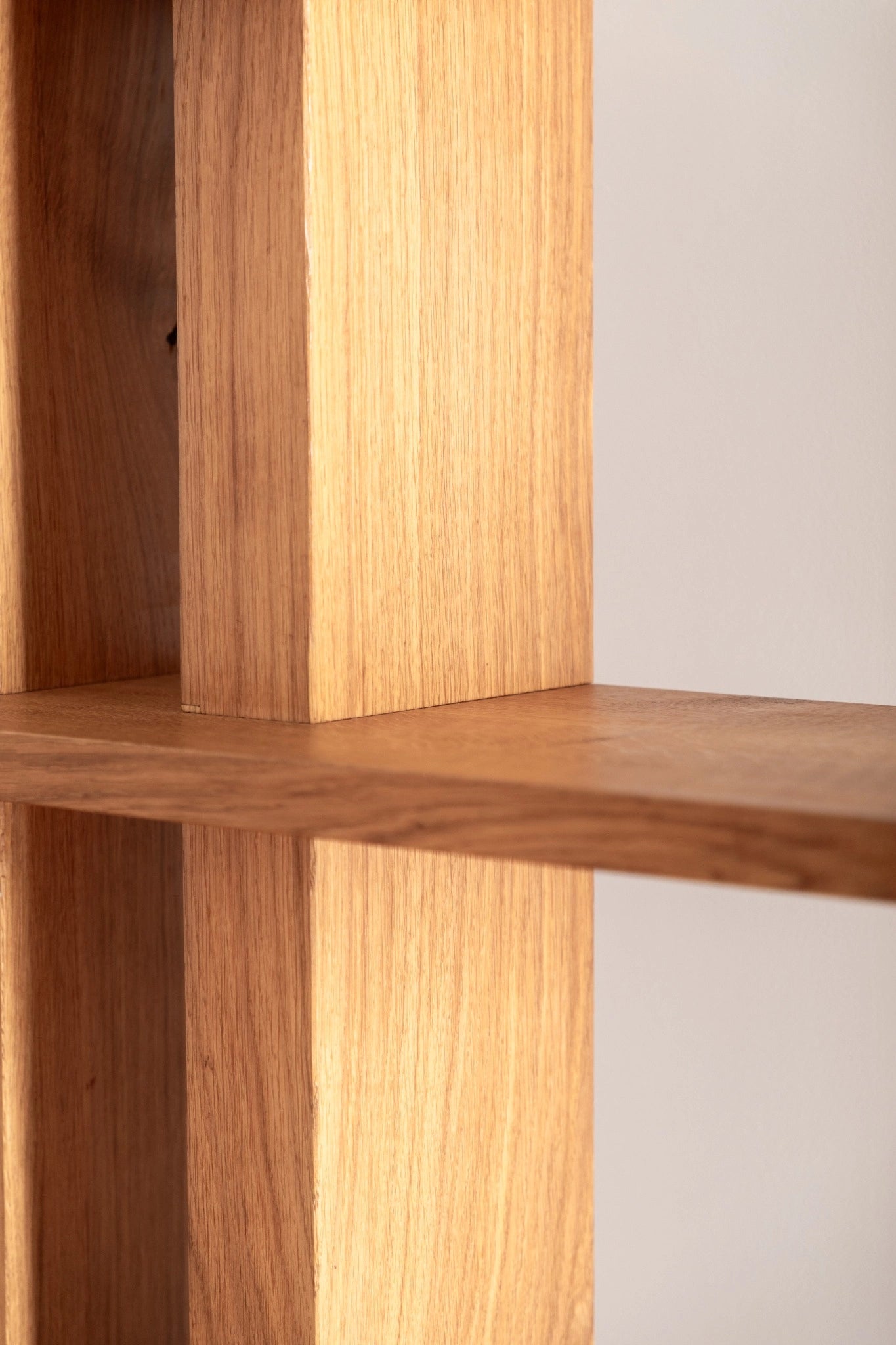 Bibliothèque TOTEM, en chêne massif façonnée à la main, Pascal Souvet. Ébénisterie d’art et savoir-faire traditionnel.