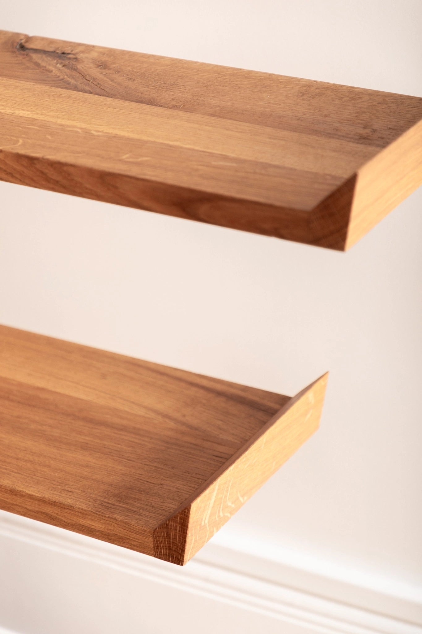 Bibliothèque TOTEM, en chêne massif façonnée à la main, Pascal Souvet. Ébénisterie d’art et savoir-faire traditionnel.