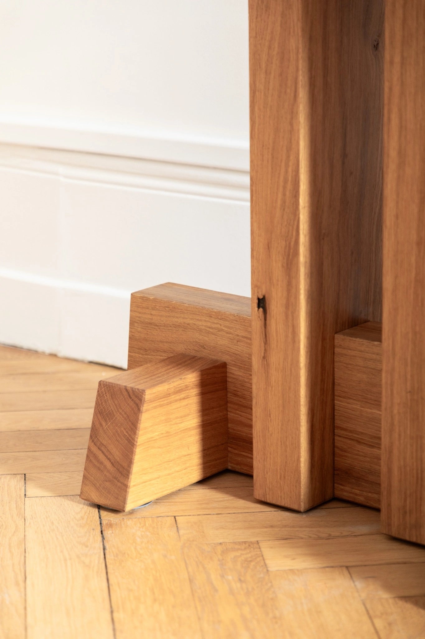 Bibliothèque TOTEM, en chêne massif façonnée à la main, Pascal Souvet. Ébénisterie d’art et savoir-faire traditionnel.