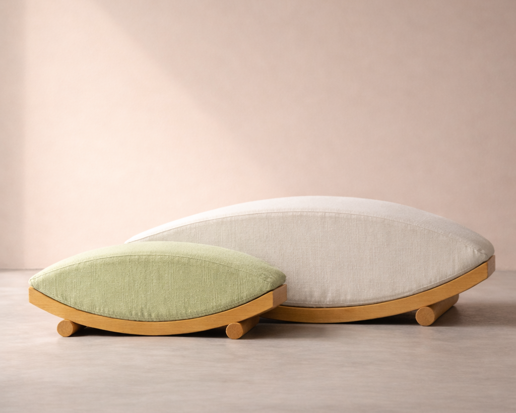 santi assise en arc de cercle base sycomore coussin de forme textile boucle beige en deux formats et deux couleurs blanc et amande