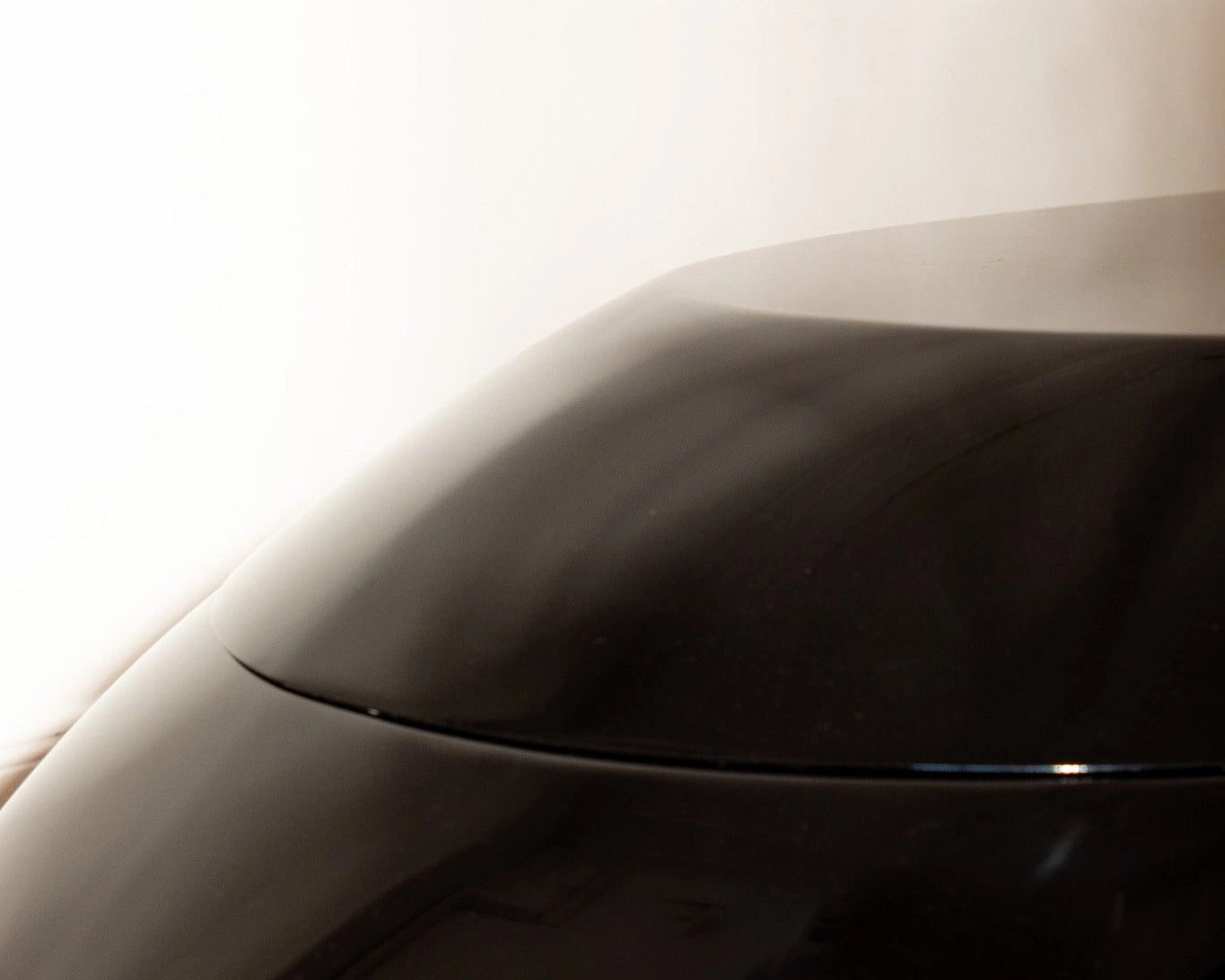 Table-Bureau FLYBRIDGE : design sculptural pour yachting, bureaux premium ou showroom.