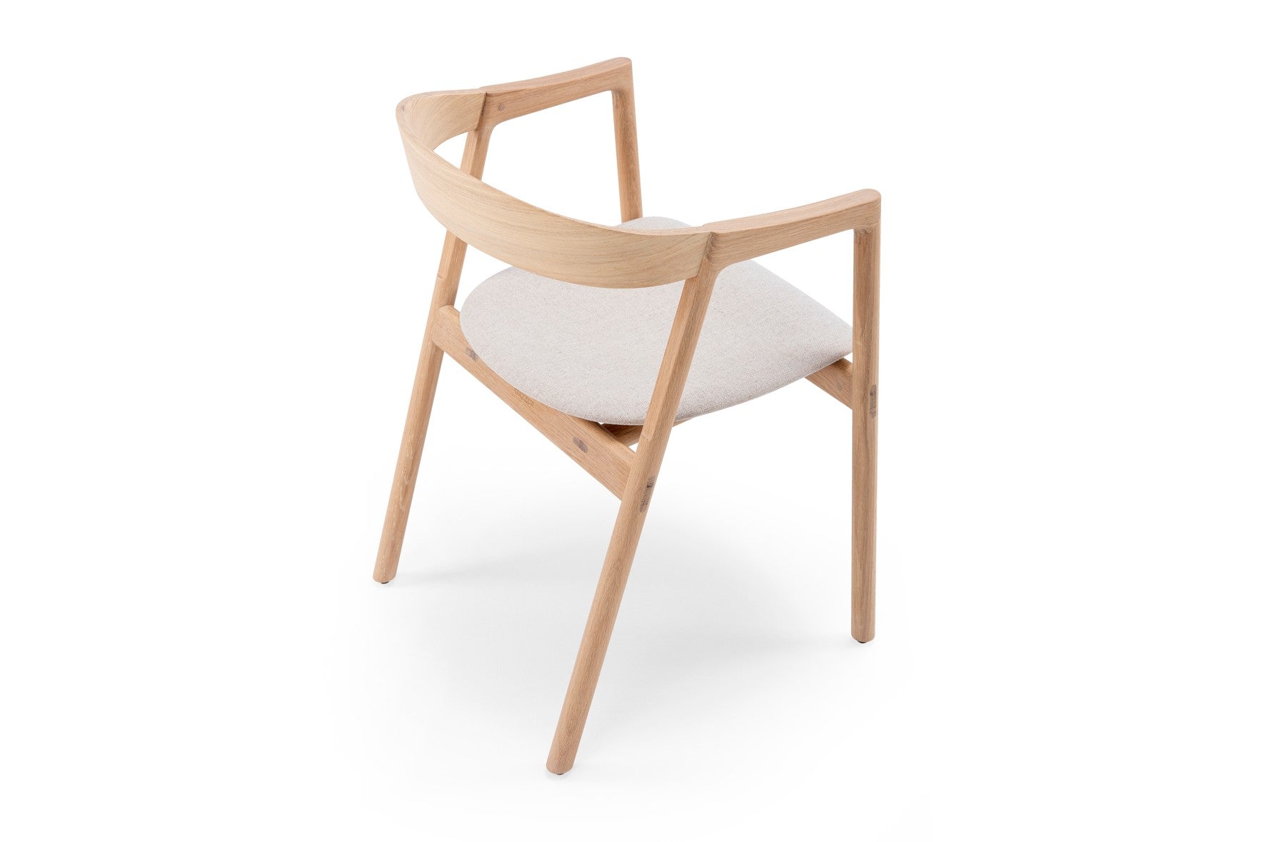 Chaise Muna en chêne massif courbé, design élégant, alliance de robustesse et de légèreté. Assise en textile.