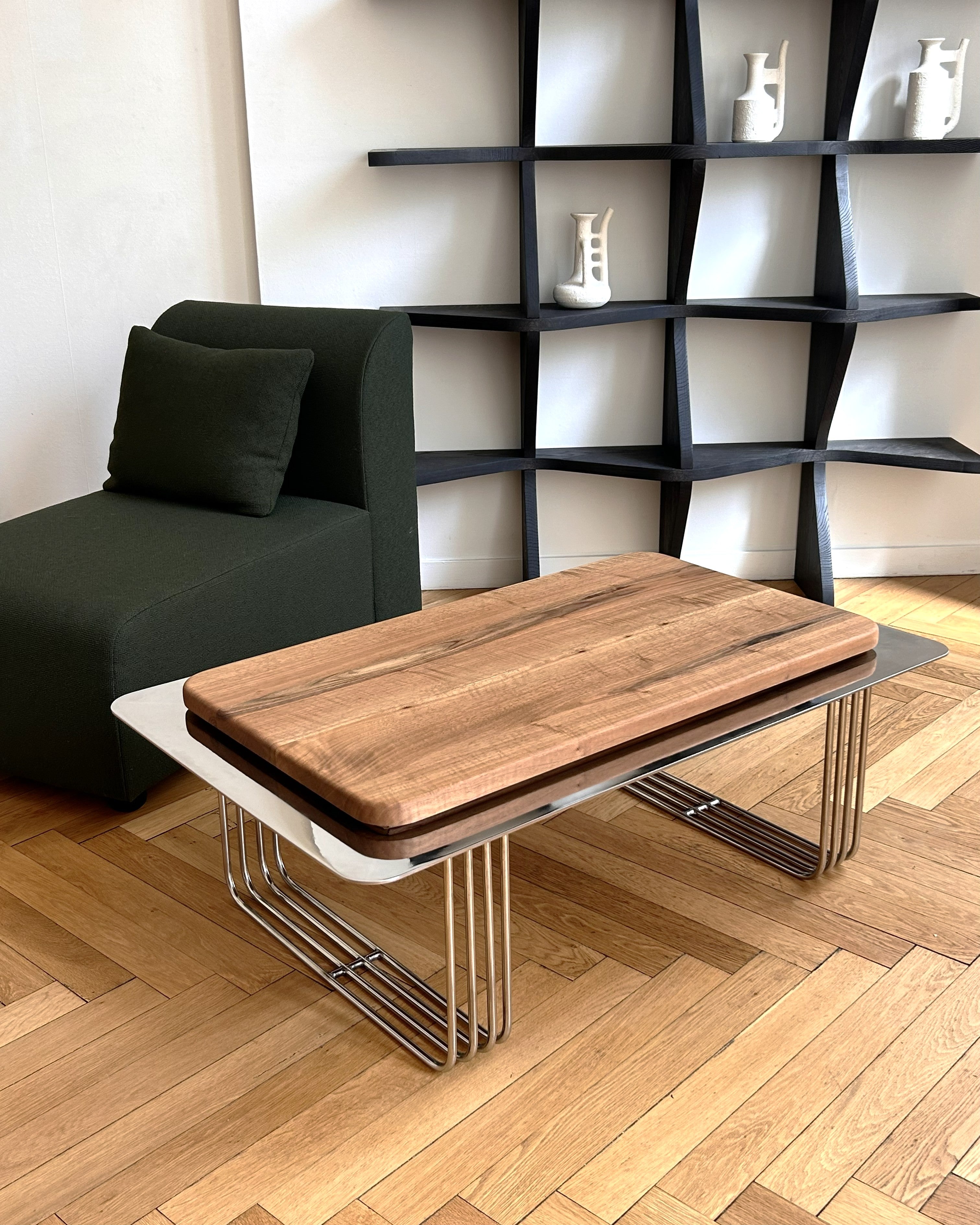 Table basse Phenomena - acier inox poli et noyer massif.