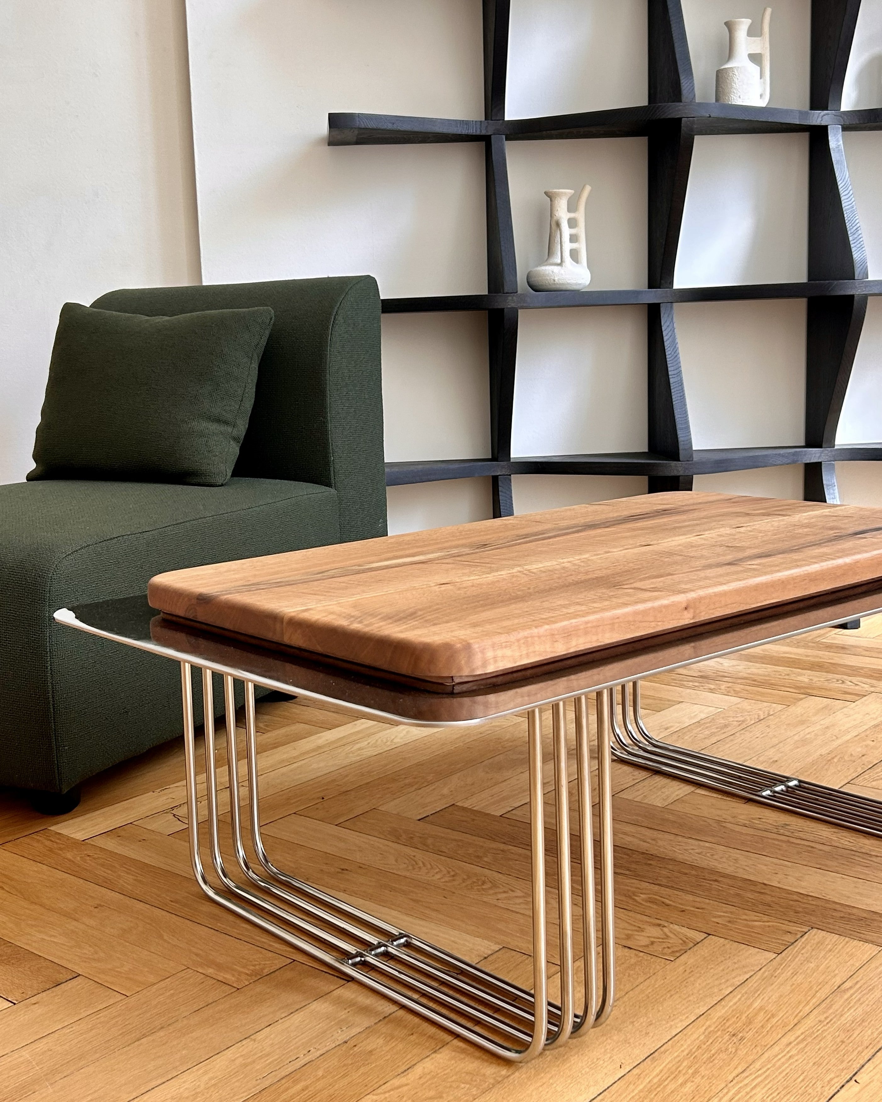 Table basse Phenomena - acier inox poli et noyer massif.