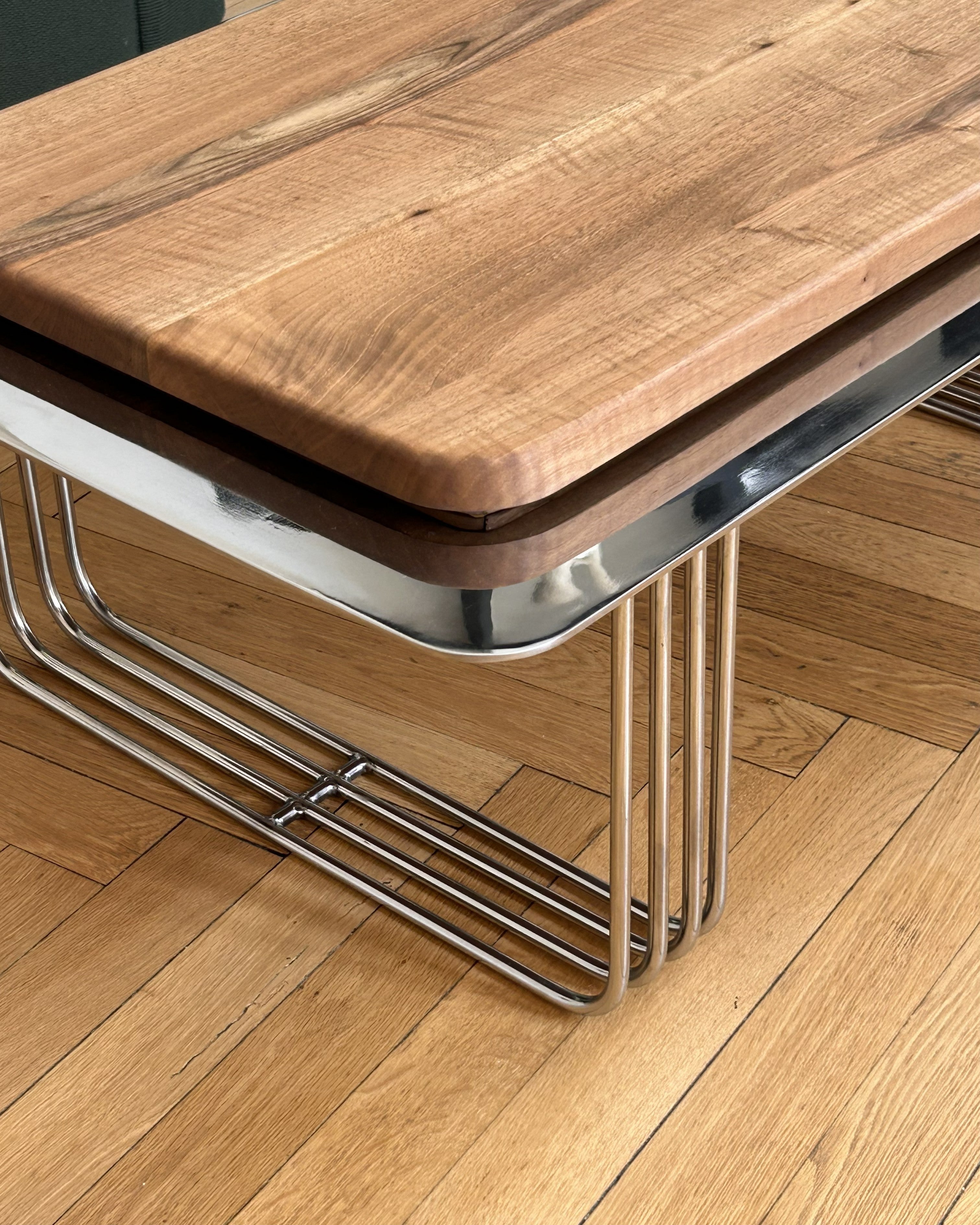 Table basse Phenomena - acier inox poli et noyer massif.