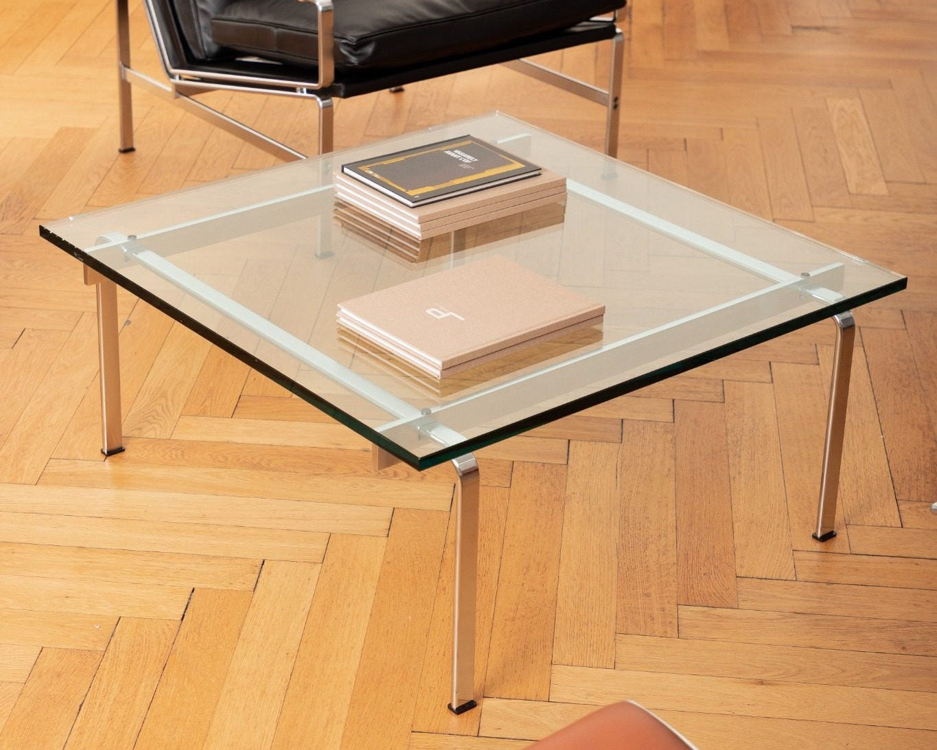 Table basse FK 89 en acier chromé et verre transparent, design Fabricius & Kastholm, éditée par Lange Production, présentée au showroom Longitude à Marseille vue dessus