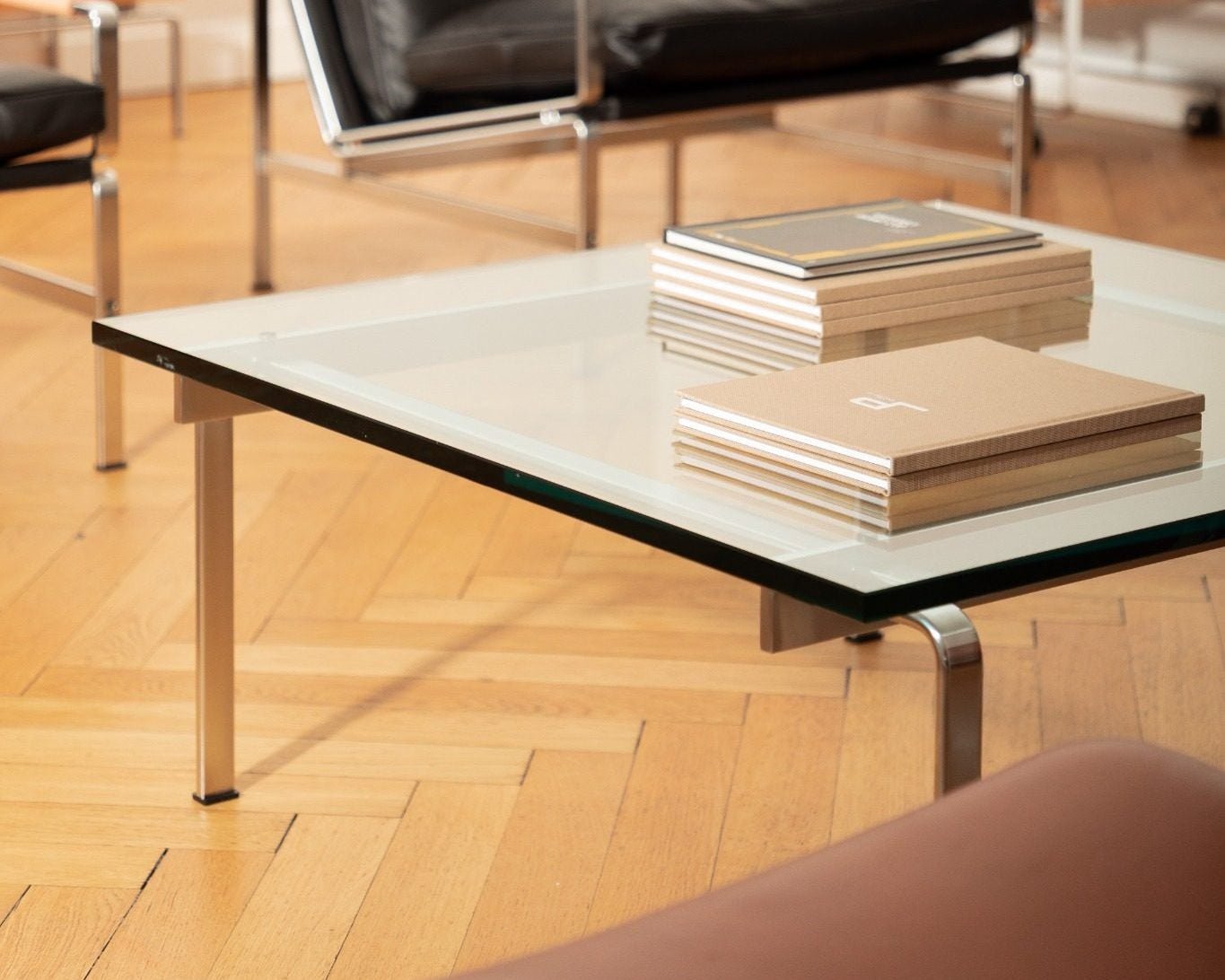 Table basse FK 89 en acier chromé et verre transparent, design Fabricius & Kastholm, éditée par Lange Production, présentée au showroom Longitude à Marseille. zoom angle large