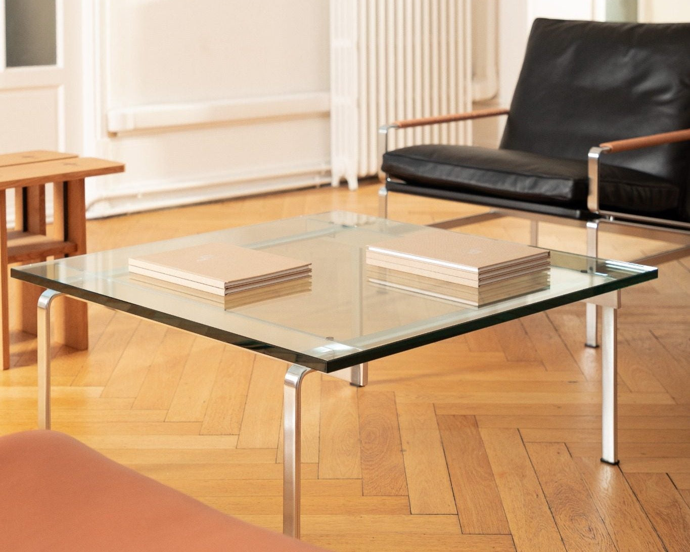 Table basse FK 89 en acier chromé et verre transparent, design Fabricius & Kastholm, éditée par Lange Production, présentée au showroom Longitude à Marseille. vue showroom