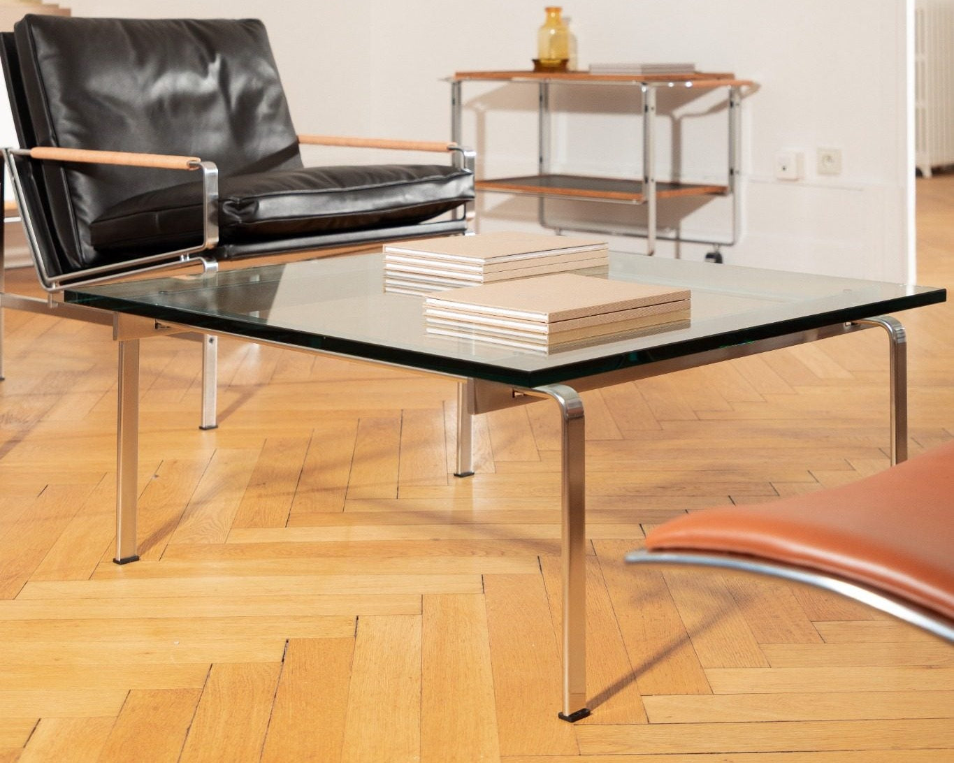 Table basse FK 89 en acier chromé et verre transparent, design Fabricius & Kastholm, éditée par Lange Production, présentée au showroom Longitude à Marseille vue d'ensemble