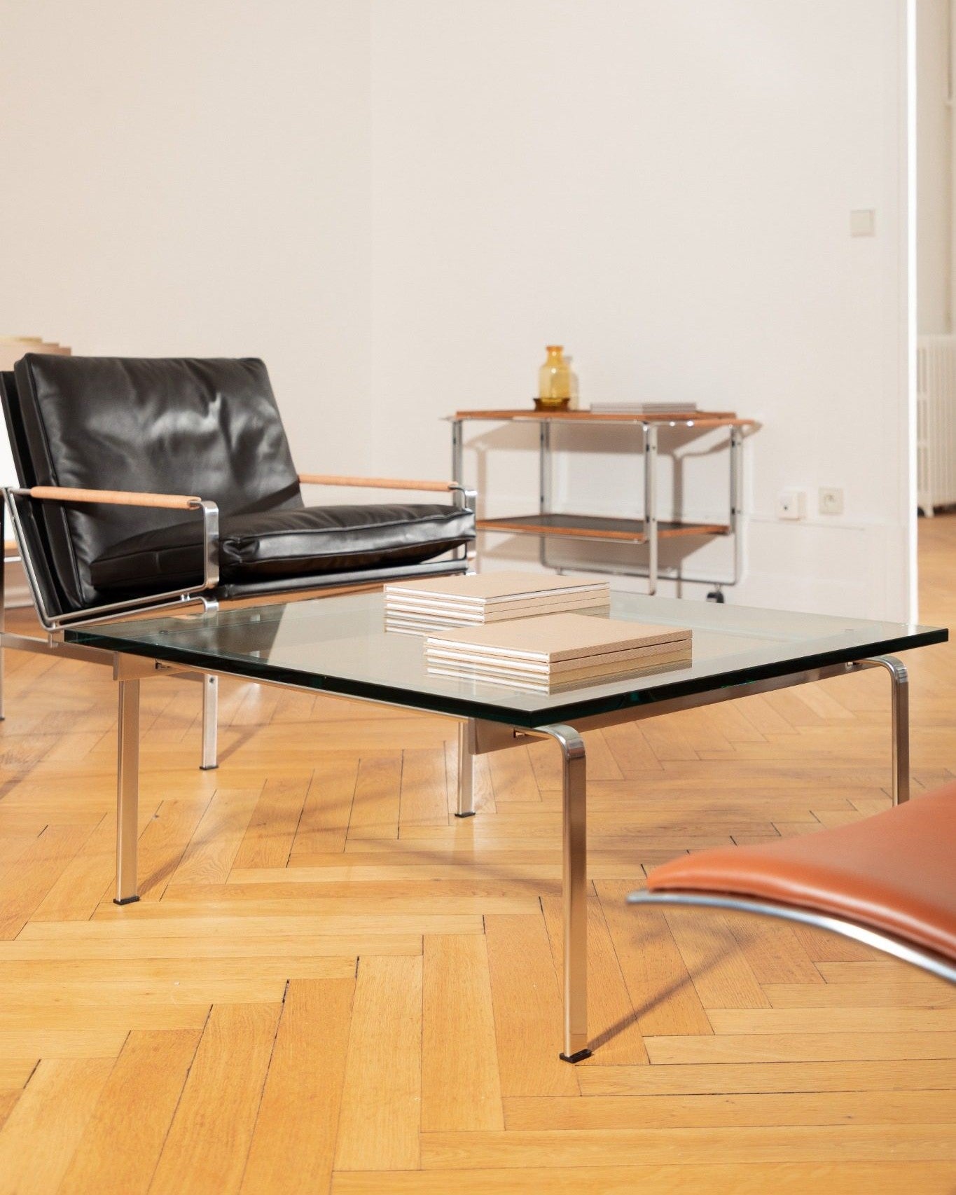 Table basse FK 89 de Fabricius & Kastholm, en acier chromé et verre transparent.