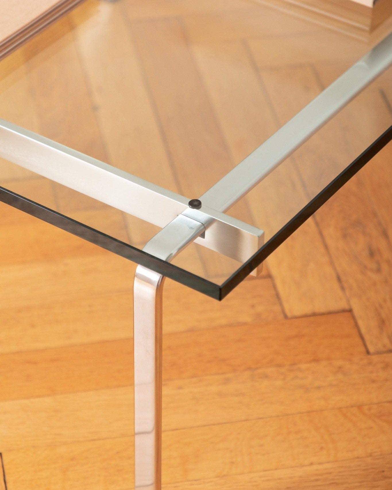 Table basse FK 89 de Fabricius & Kastholm, en acier chromé et verre transparent.