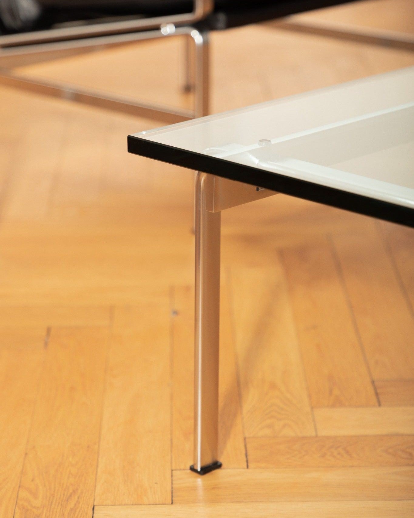 Table basse FK 89 de Fabricius & Kastholm, en acier chromé et verre transparent.