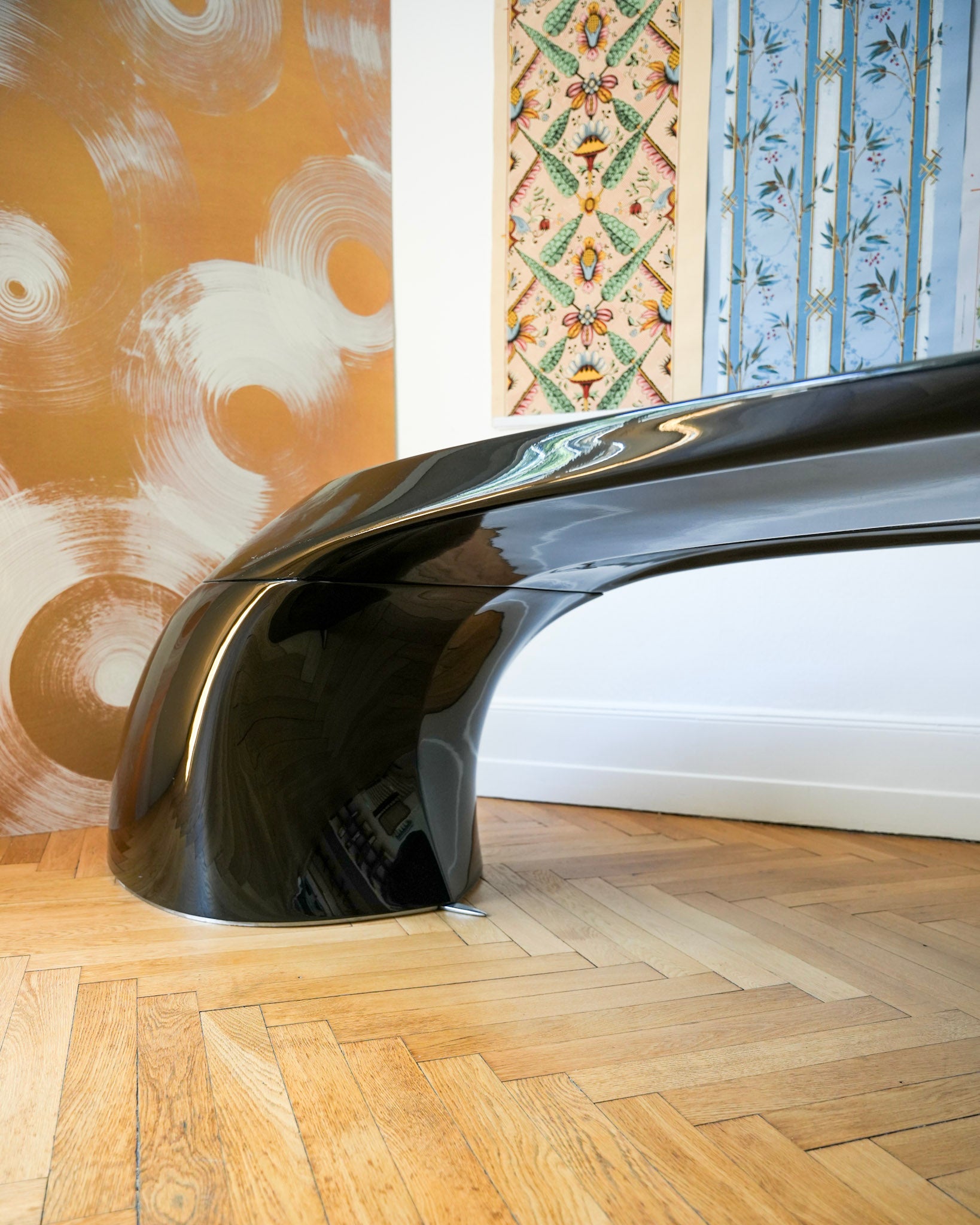 Table-Bureau FLYBRIDGE : design sculptural pour yachting, bureaux premium ou showroom.