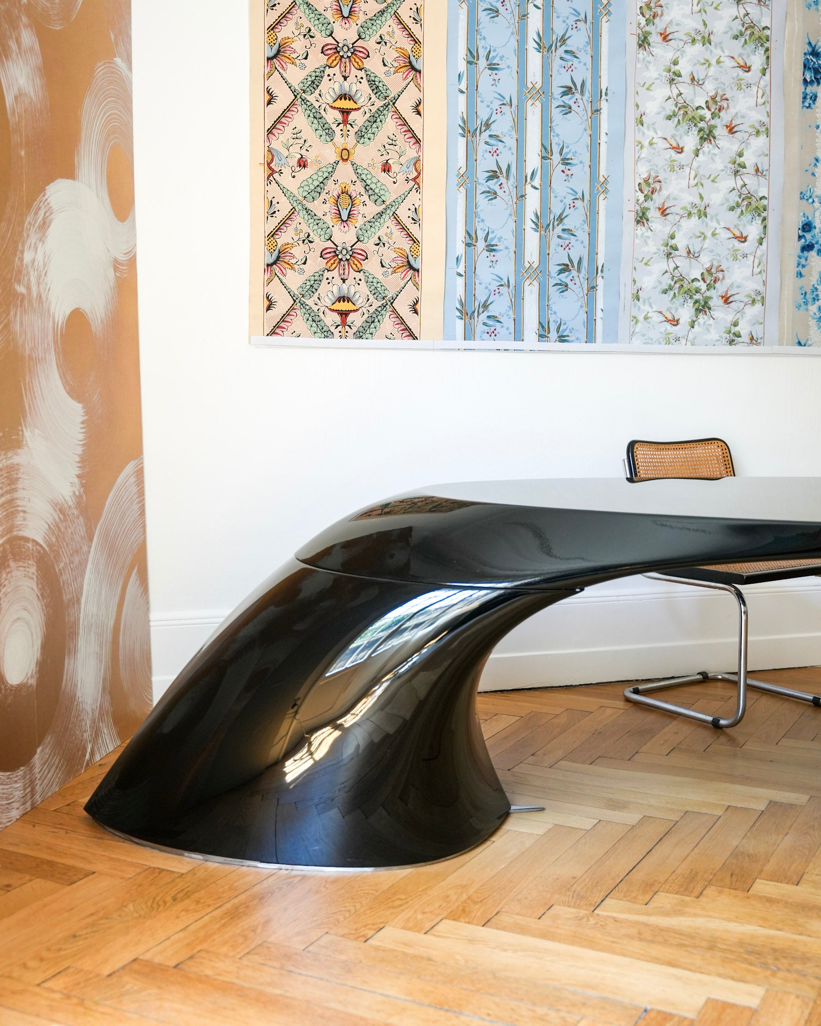 Table-Bureau FLYBRIDGE : design sculptural pour yachting, bureaux premium ou showroom.