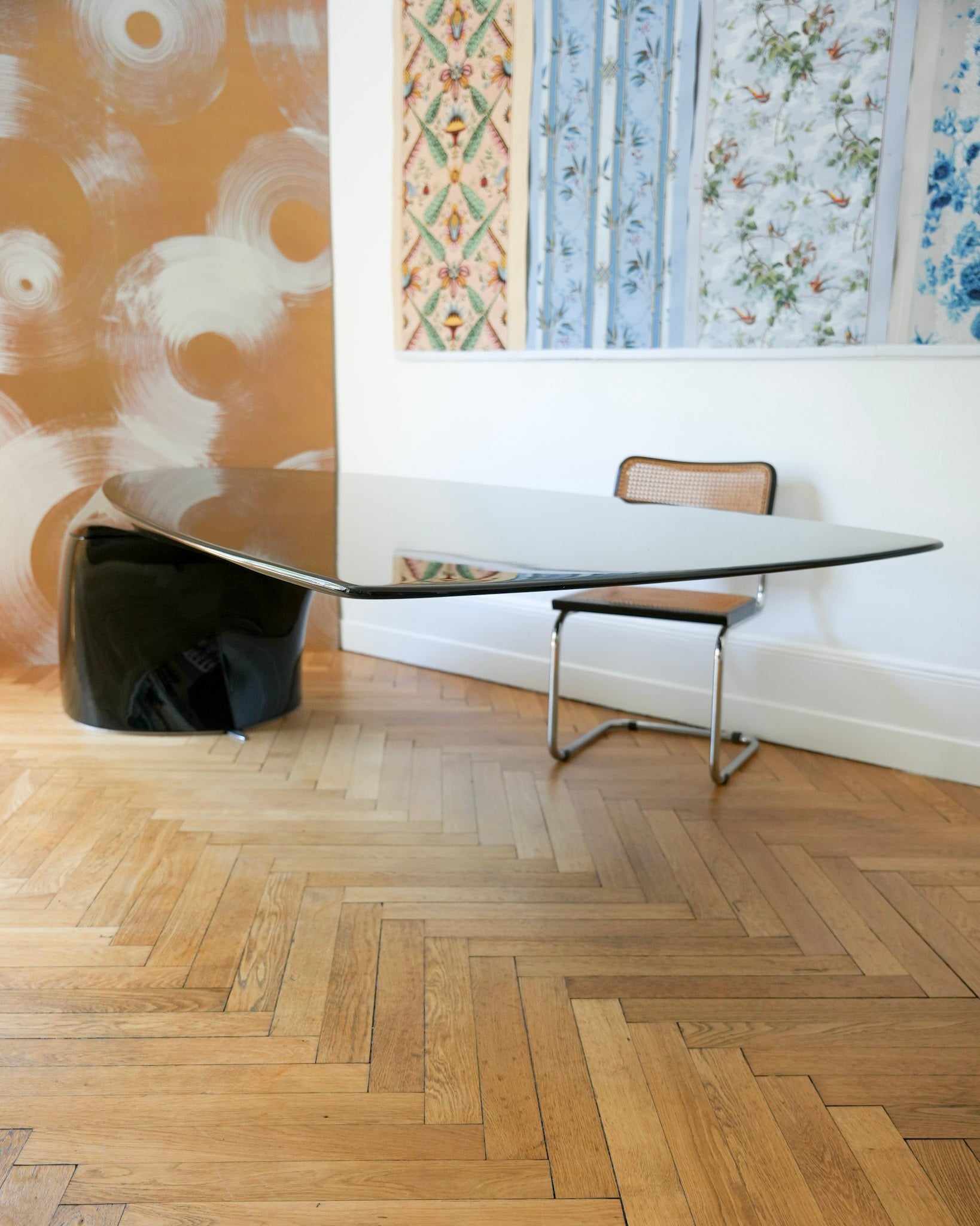 Table-Bureau FLYBRIDGE : design sculptural pour yachting, bureaux premium ou showroom.