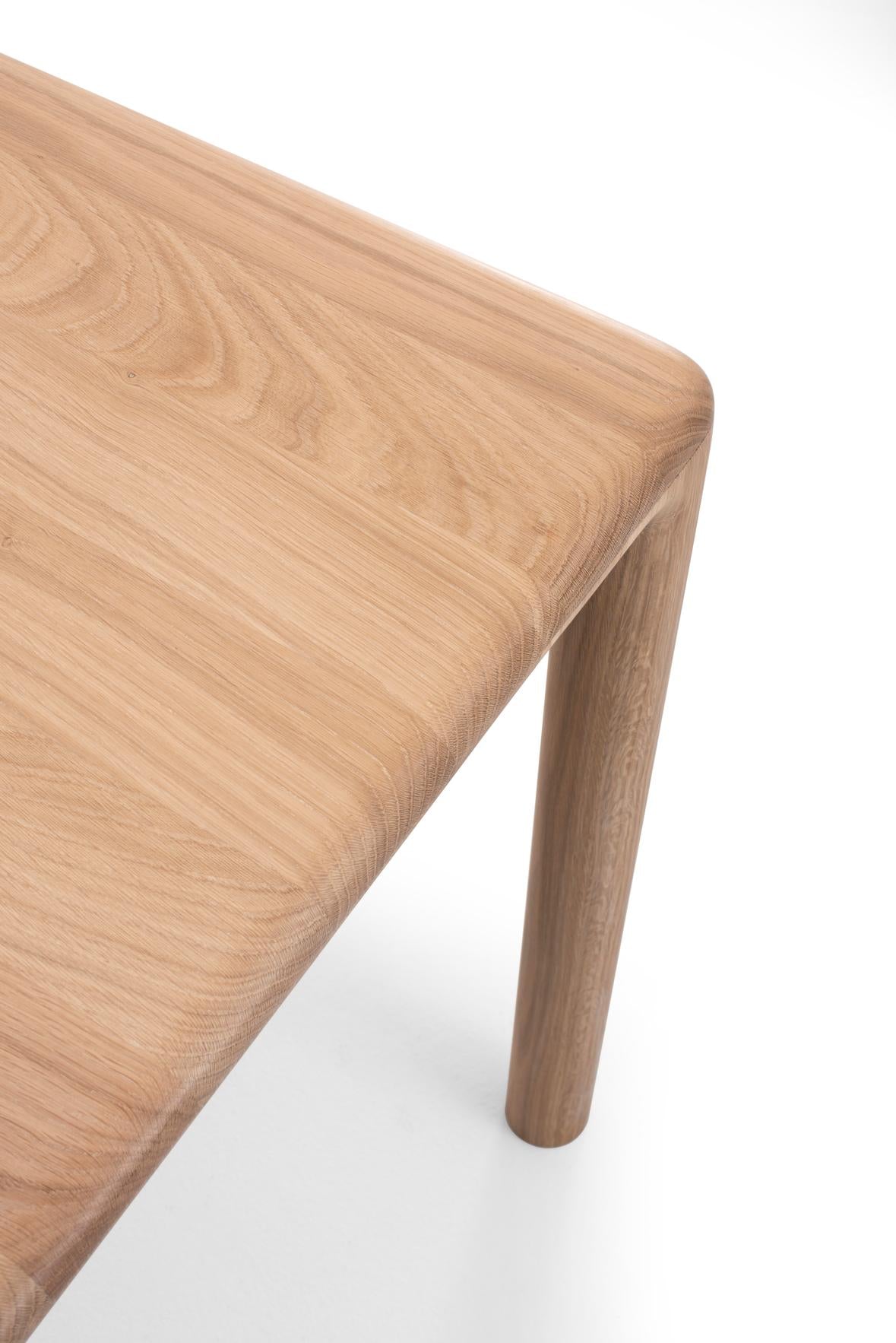 zoom angle de la table derven et des exposée au showroom longitude marseille