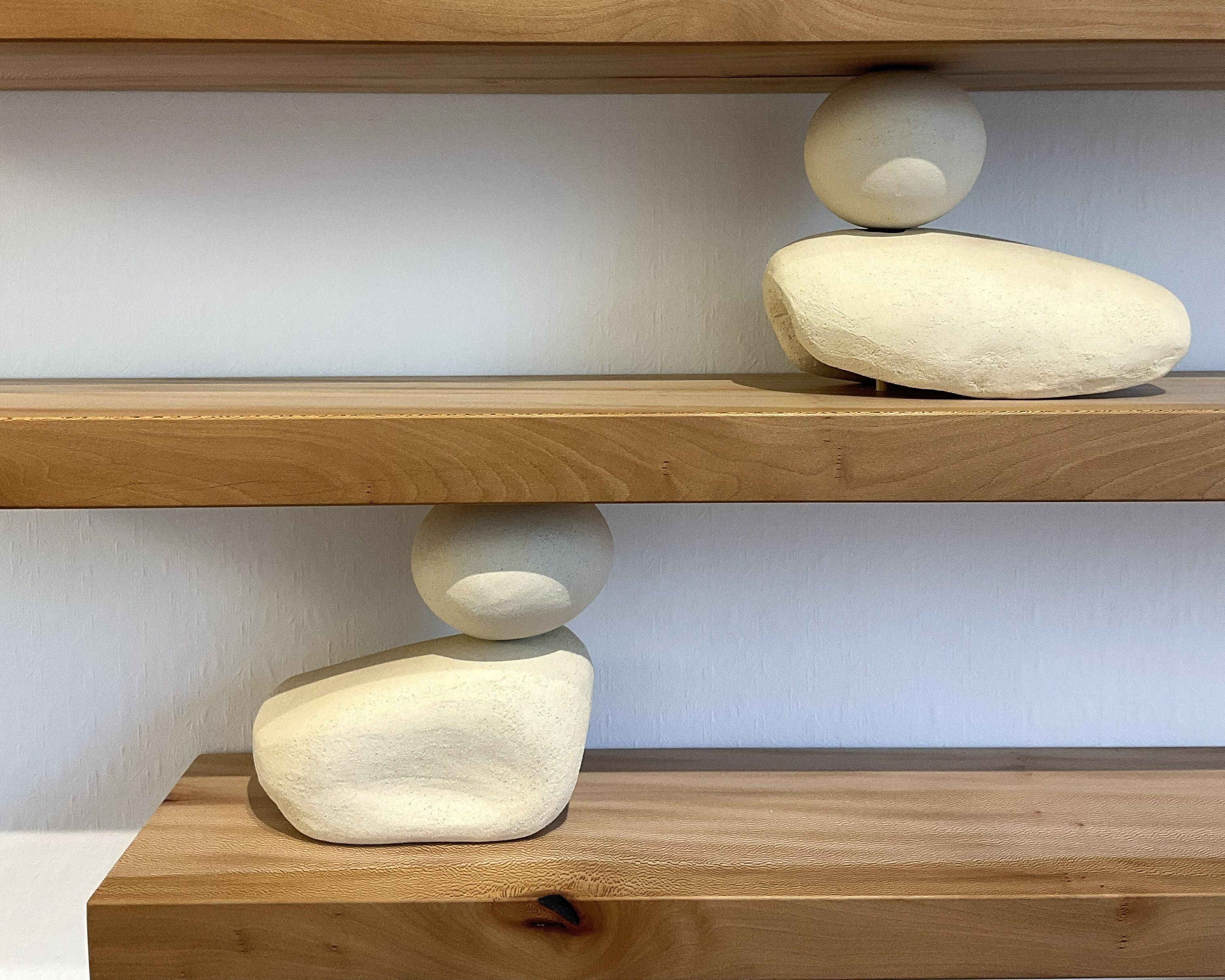 TARA — Bibliothèque artisanale contemporaine en platane et céramique par Marion Aubert