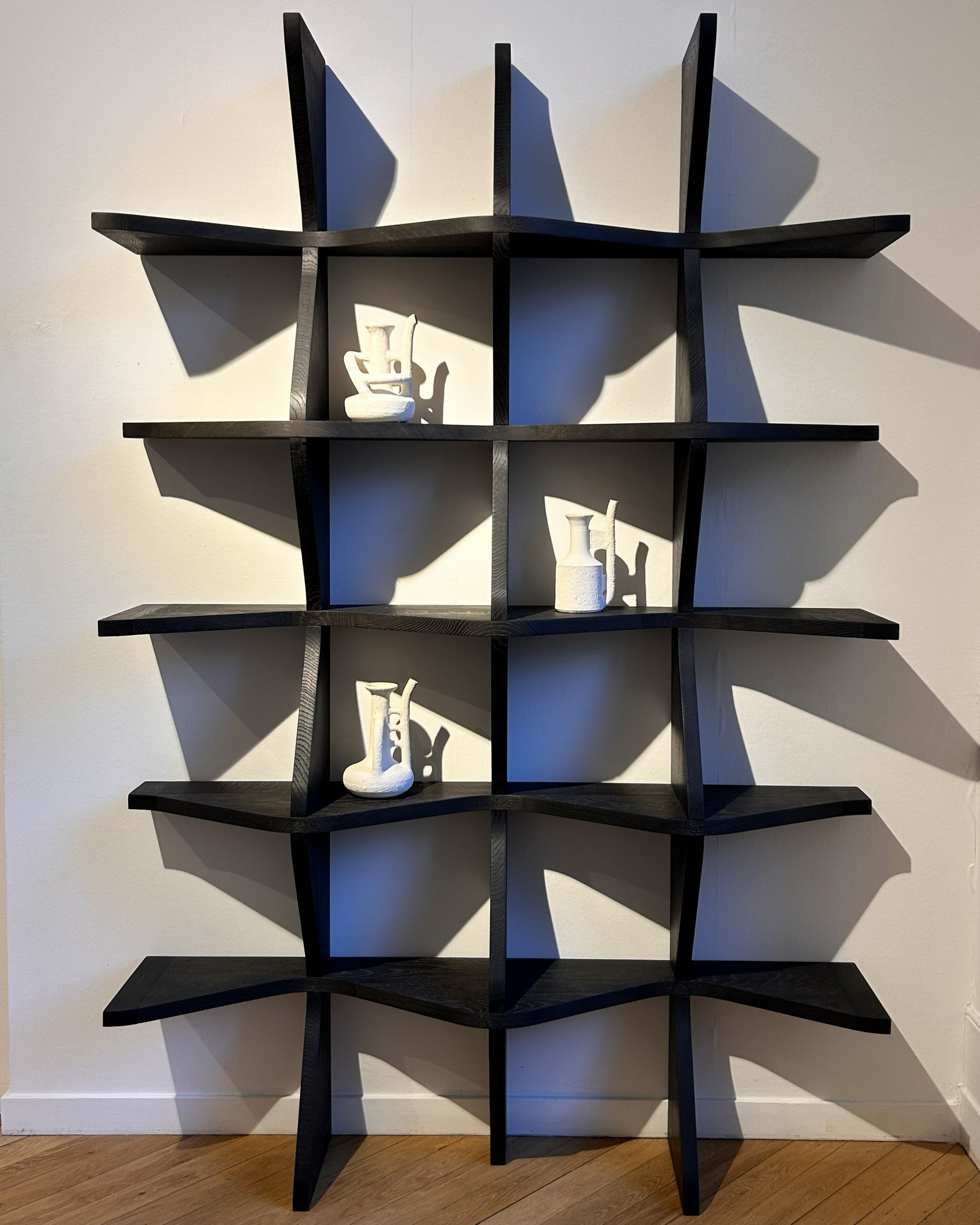 VAGUE : bibliothèque sculpturale en chêne, aux lignes ondulées, un design contemporain signé Julien Le Goff.